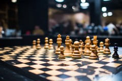 瑞士轮赛制下的冠军争夺战：新秀队伍数据与卫冕冠军表现解析及冠军走向预测